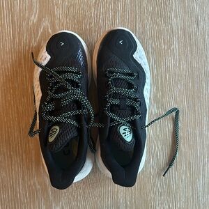 Under Armor boys Curry Flow 11 Dub Nation Basketball Shoes (size 4Y)